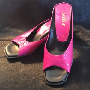 HOT PINK SLIDES 👡💗🌺. Size 10